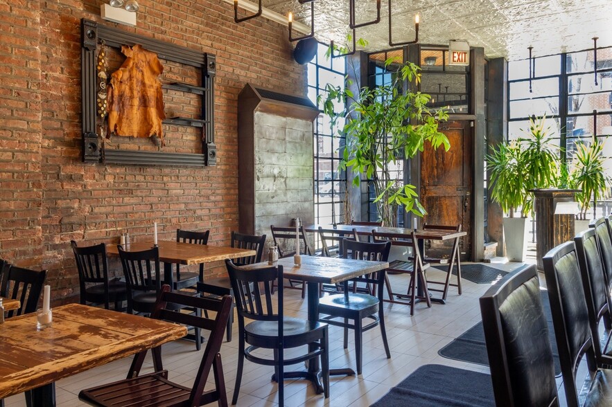 More Photos Of 2100 W Division St, Chicago General Retail For Lease