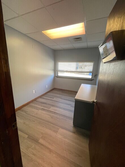 More Photos Of 5706 Troost Ave, Kansas City Warehouse For Lease