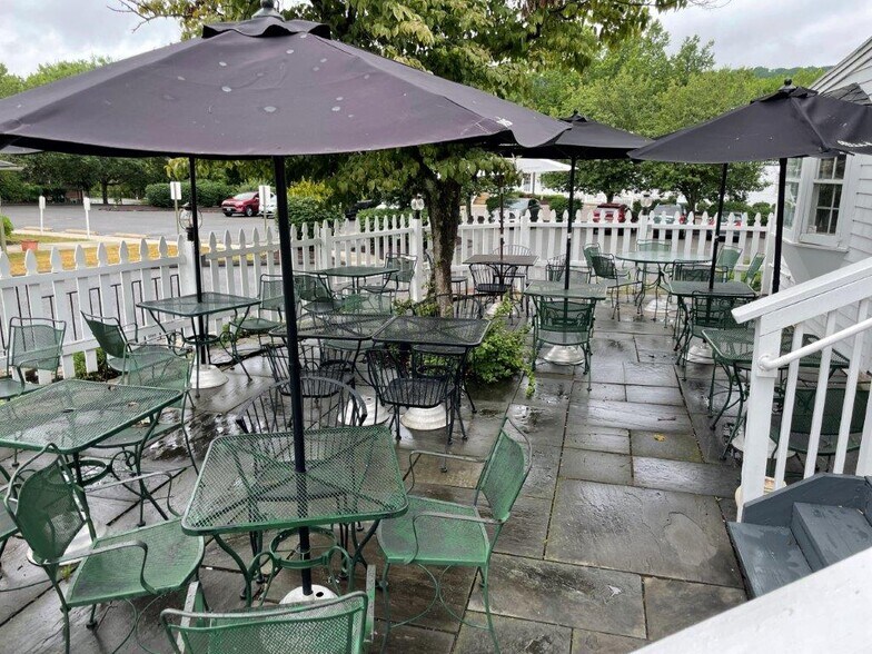 More Photos Of 834 Federal Rd, Brookfield General Retail For Lease