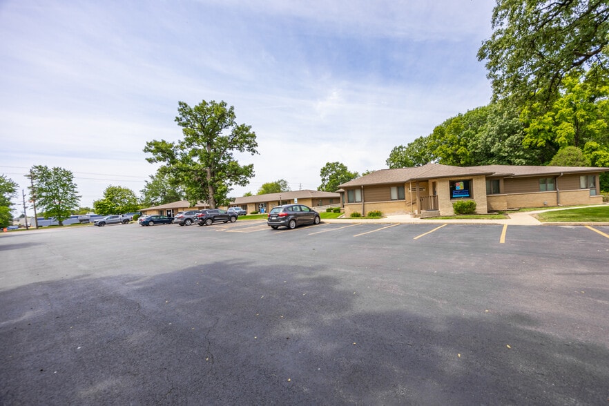 More Photos Of 402 W Boughton Rd, Bolingbrook Medical For Lease