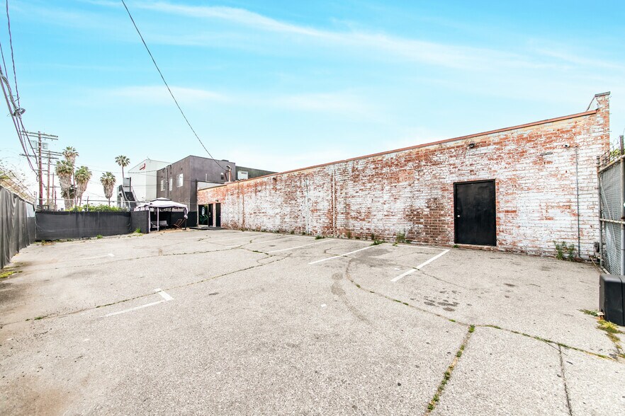 More Photos Of 6900 Melrose Ave, Los Angeles General Retail For Lease