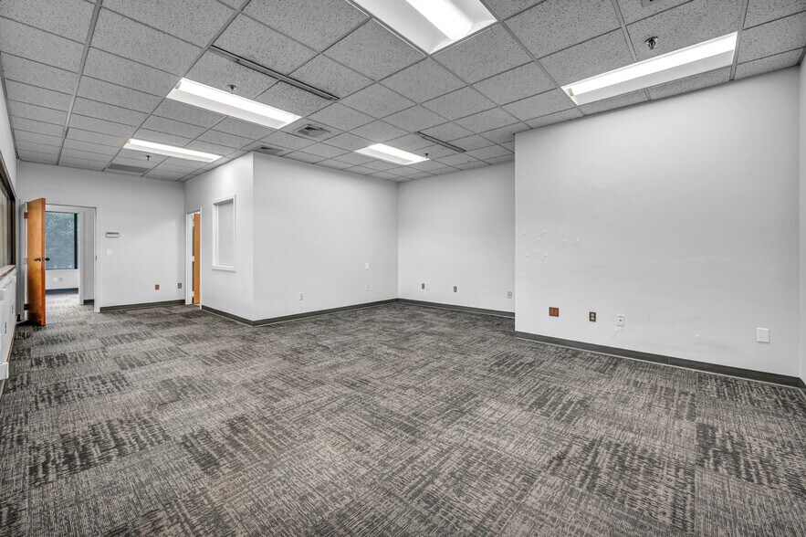 More Photos Of 290 Roberts St, East Hartford Office For Lease