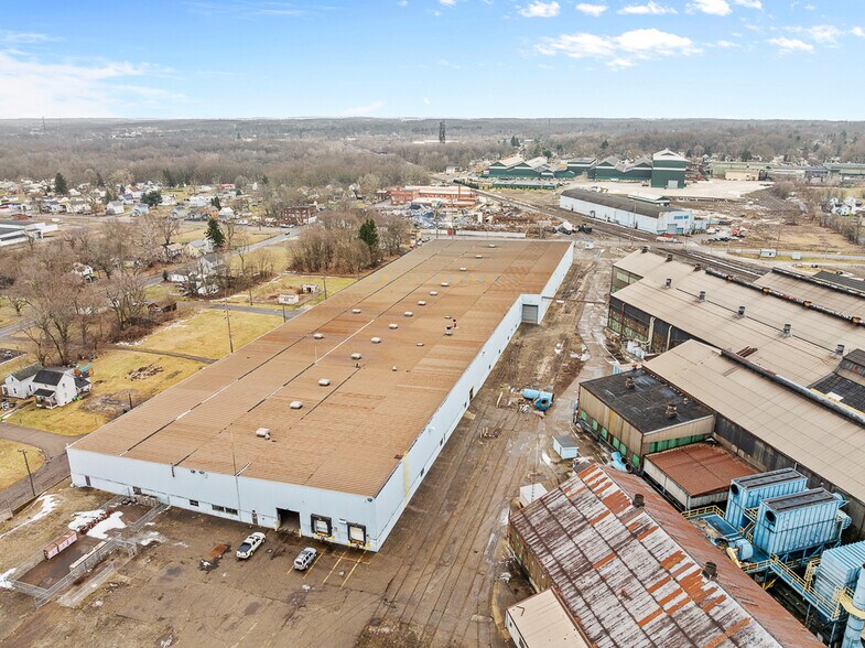 More Photos Of 1001 E Broadway St, Alliance Industrial For Lease