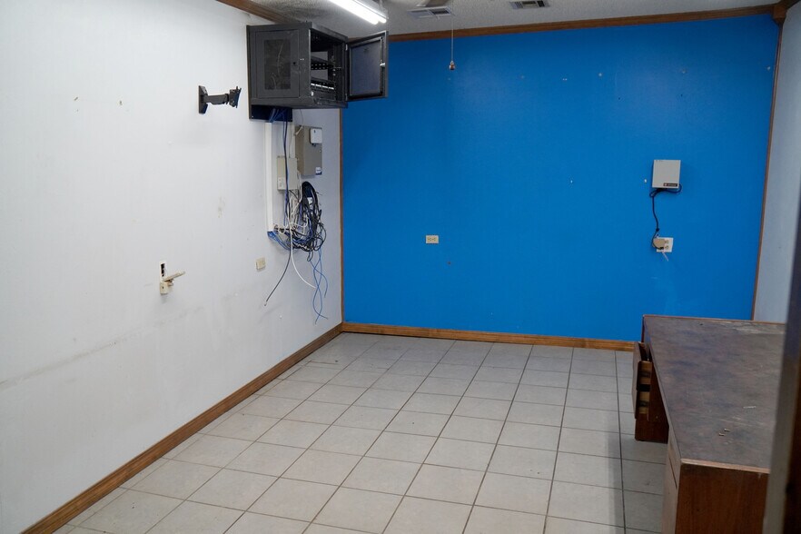 More Photos Of 106 W 3rd St, Chandler Auto Repair For Sale