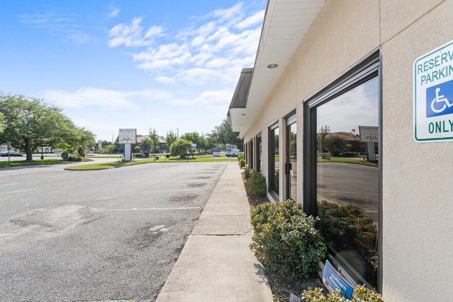 More Photos Of 6 Television Cir, Savannah Freestanding For Lease