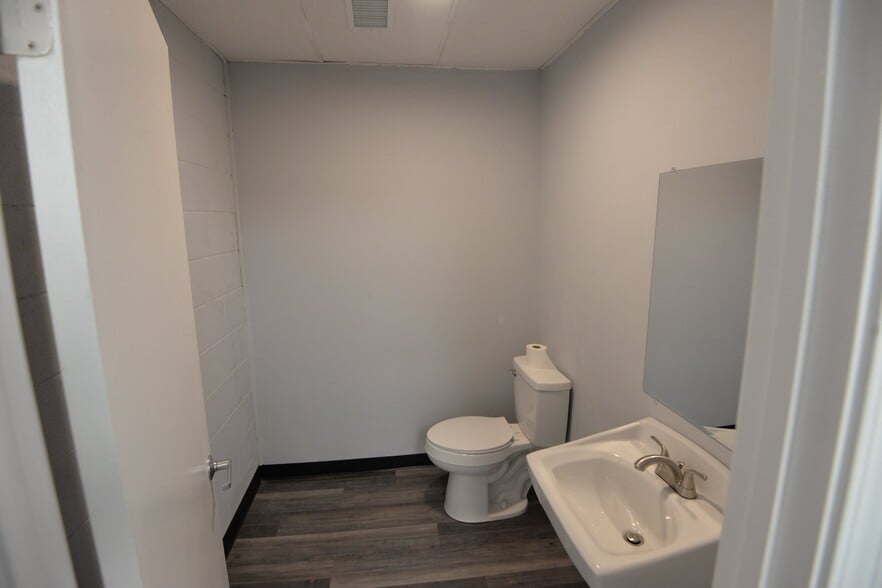 More Photos Of 4652B Jonesboro Rd, Forest Park Specialty For Lease