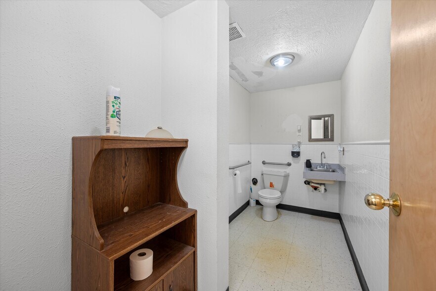 More Photos Of 614 W Central Ave, Wiggins General Retail For Sale