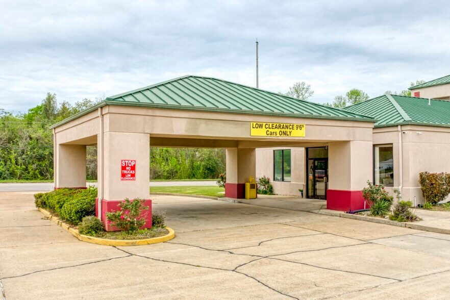 More Photos Of 2100 N Wheeler St, Jasper Hotel For Sale