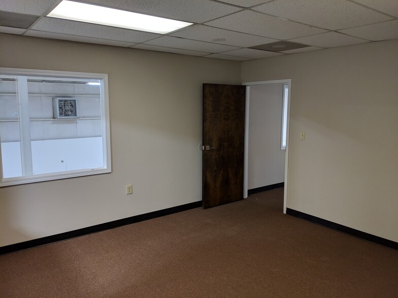 More Photos Of 297 Industrial Park Dr, Lawrenceville Warehouse For Lease