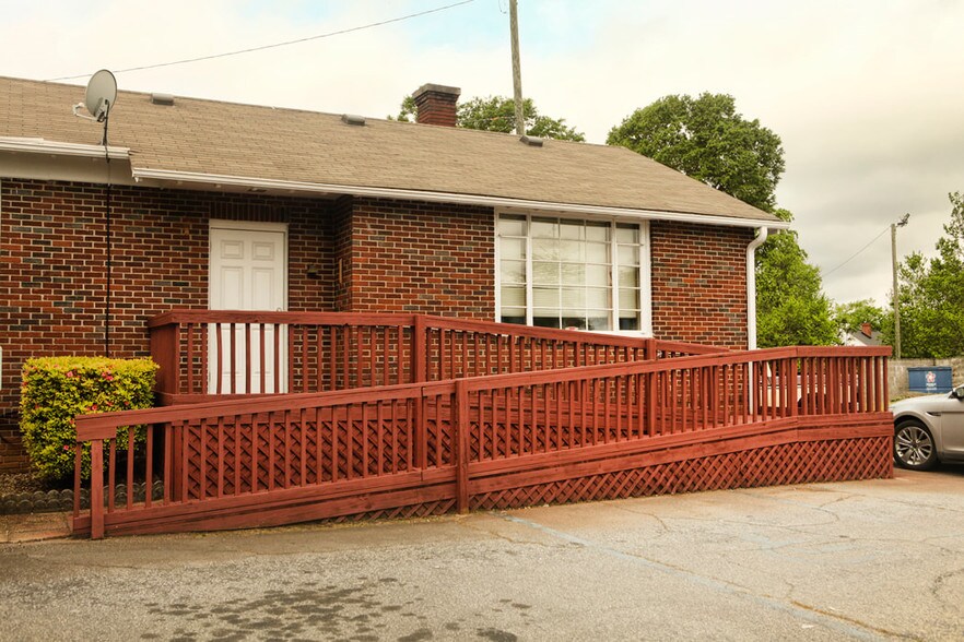 More Photos Of 305 E Calhoun St, Anderson Office For Lease