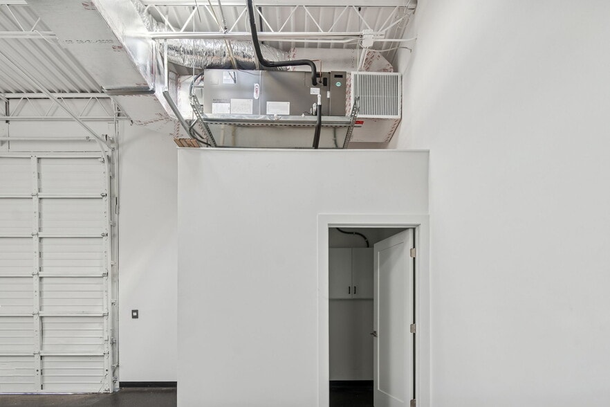 More Photos Of 517 E Venice Ave, Venice Service For Sale