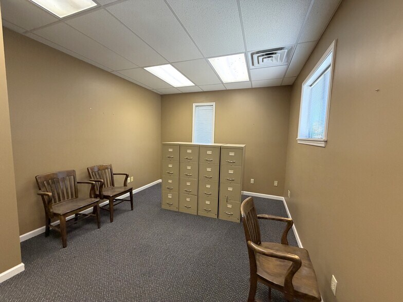 More Photos Of 305 N Mason St, Carrollton Office For Sale
