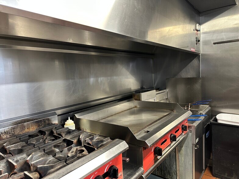 More Photos Of 7613 Howe Rd, Wonder Lake Restaurant For Sale