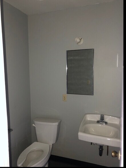 More Photos Of 1001-1025 W Foothill Blvd, Azusa Warehouse For Lease