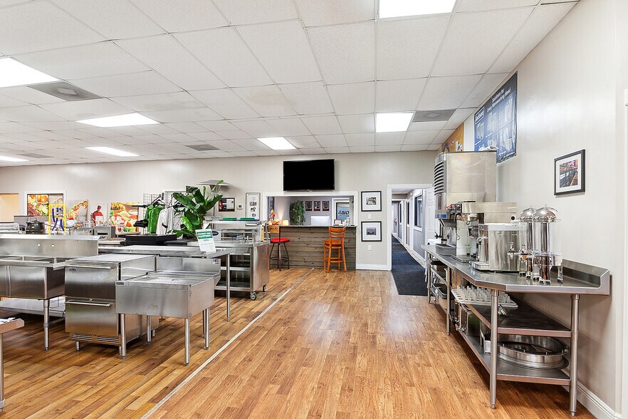 More Photos Of 234 Harbor Cir, New Orleans Warehouse For Sale