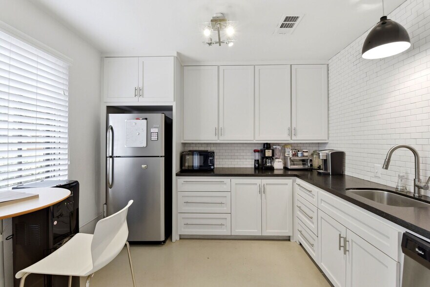 More Photos Of 603 W 11th St, Houston Office For Lease