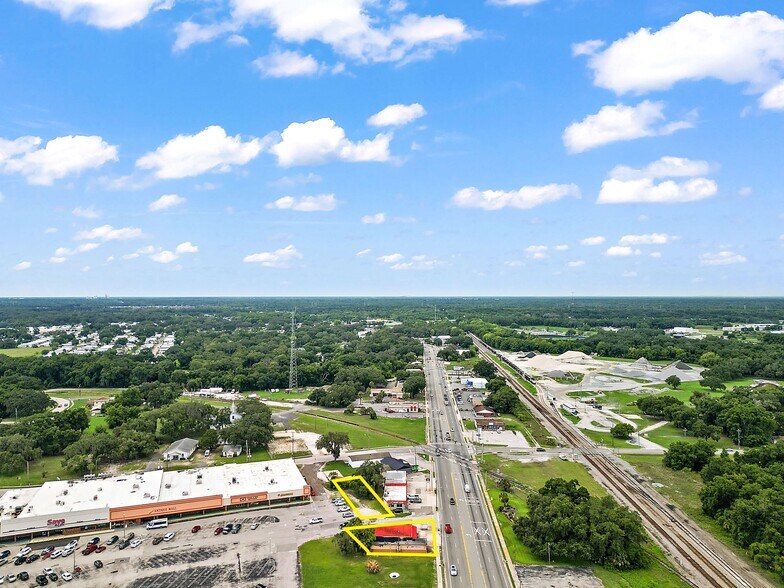 More Photos Of 324 S Main St, Wildwood Freestanding For Lease