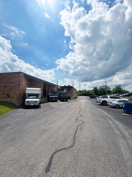 More Photos Of 400-490 Bonnie Ln, Elk Grove Village Warehouse For Lease