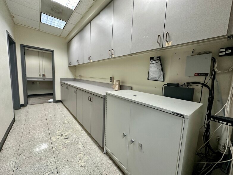 More Photos Of 8 Lester St, Martinsville General Retail For Sale