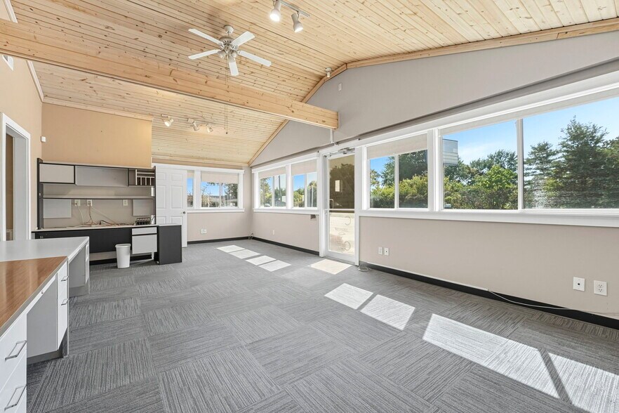 More Photos Of 635 E Business 30, Columbia City Showroom For Sale