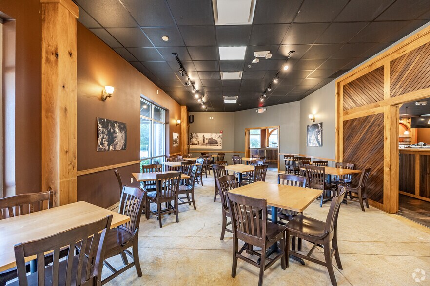 More Photos Of 3825 S Kinnickinnic Ave, Milwaukee Restaurant For Lease