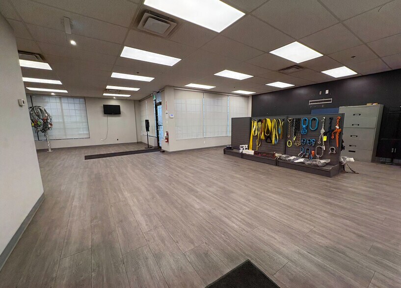 More Photos Of 1750 Courtneypark Dr E, Mississauga Showroom For Lease