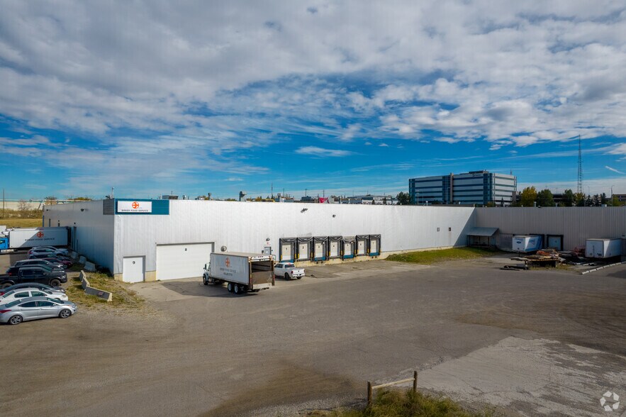 More Photos Of 707 Barlow Trl SE, Calgary Service For Lease