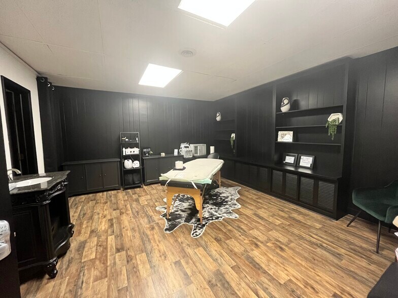 More Photos Of 10605-10715 E Winner Rd, Independence Storefront Retail Office For Lease