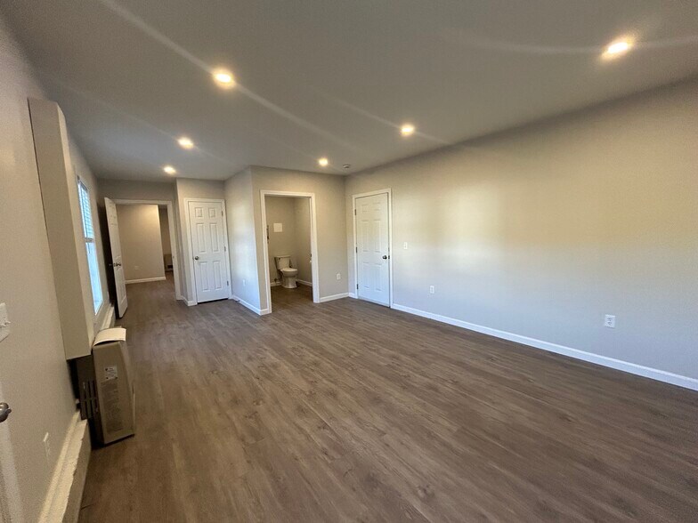 More Photos Of 6 Oxbow Pond Rd, Canterbury Flex For Lease