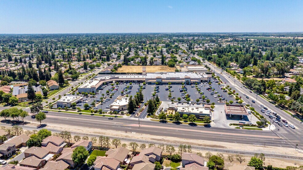 More Photos Of 5103 W Goshen Ave, Visalia Restaurant For Lease