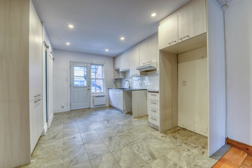 More Photos Of 2710 Rue Sherbrooke E, Montréal Apartments For Sale