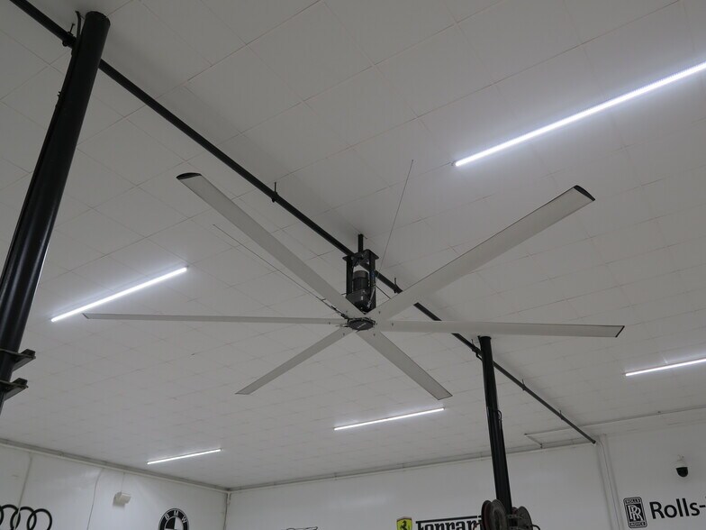 More Photos Of 5900 Schumacher Ln, Houston Auto Repair For Lease
