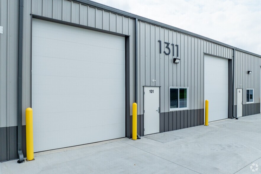 More Photos Of 1311 NW Laurel St, Elkhart Truck Terminal For Lease
