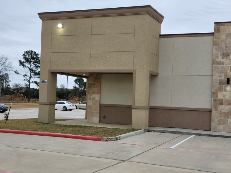 More Photos Of 14806 Ella Blvd, Houston General Retail For Lease
