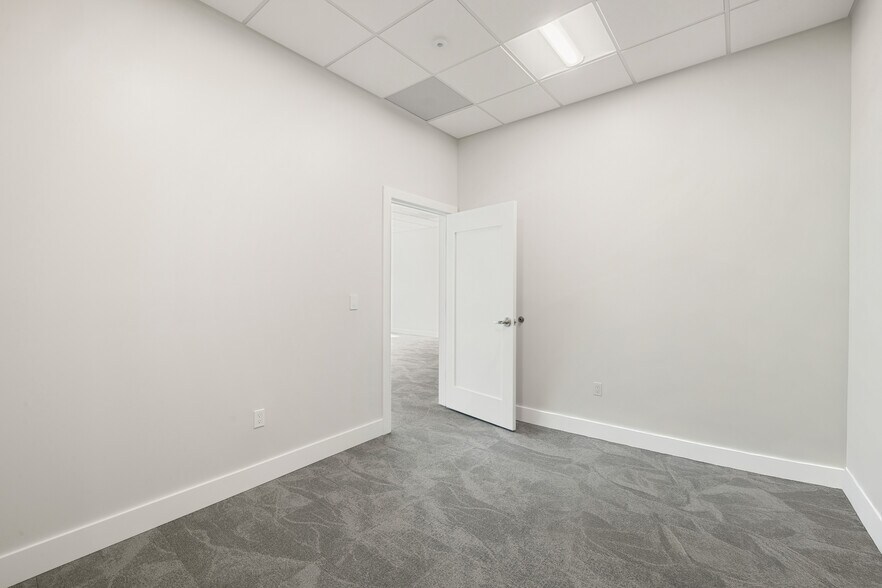 More Photos Of 8111 Broadway Ave E, Estero Storefront Retail Office For Lease