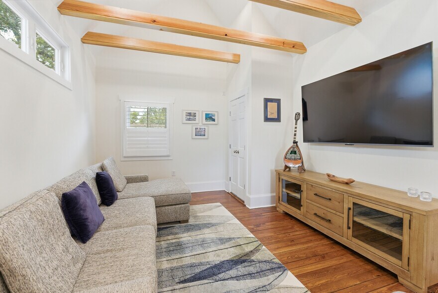 More Photos Of 119 N Davis St, Southport Hospitality For Sale