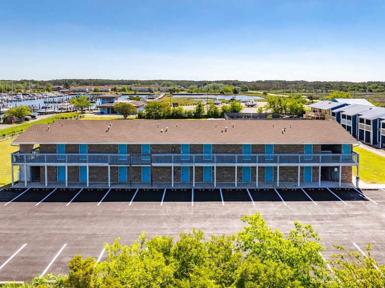 More Photos Of 700 Norris Harbor Dr, Crisfield Hotel For Sale