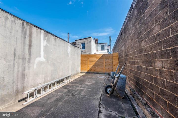 More Photos Of 625 N Streeper St, Baltimore Light Distribution For Sale