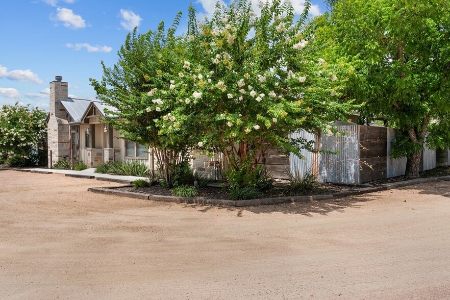 More Photos Of 807 E Highway St, Fredericksburg General Retail For Sale
