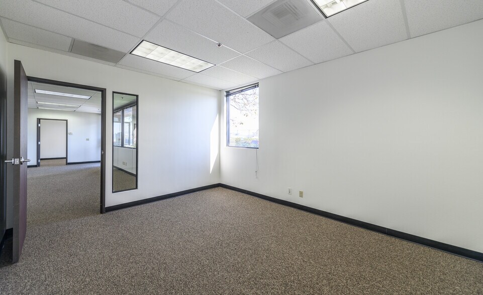 More Photos Of 380-384 Clinton St, Costa Mesa Manufacturing For Lease