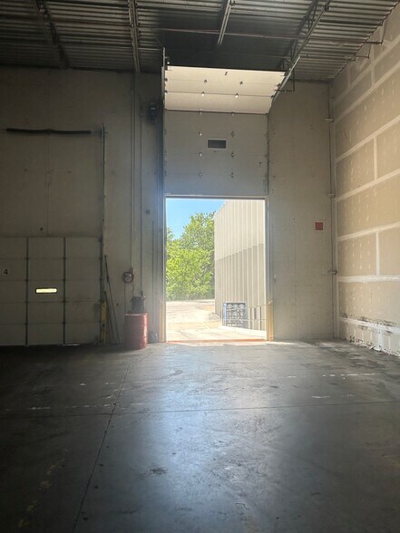 More Photos Of 11401-11445 Moog Dr, Saint Louis Distribution For Lease