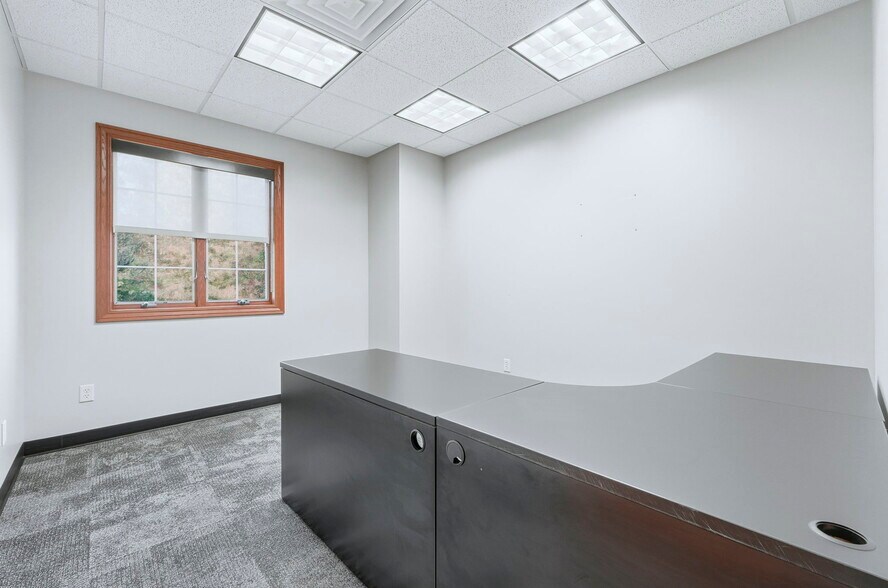 More Photos Of 2150 N Pointe Dr, Warsaw Office For Lease