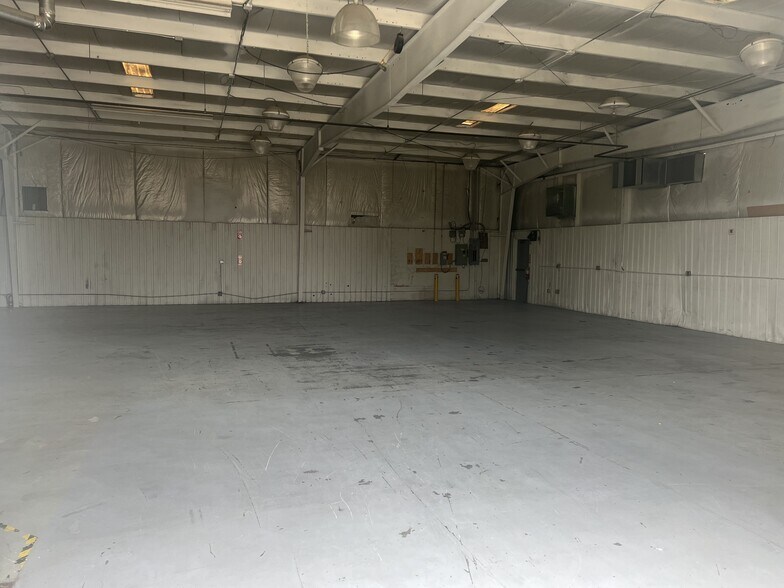 More Photos Of 2 Standen Dr, Hamilton Warehouse For Lease