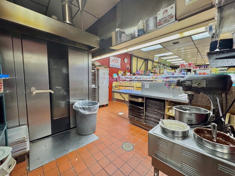 More Photos Of 560 Franklin Ave, Franklin Square Freestanding For Sale