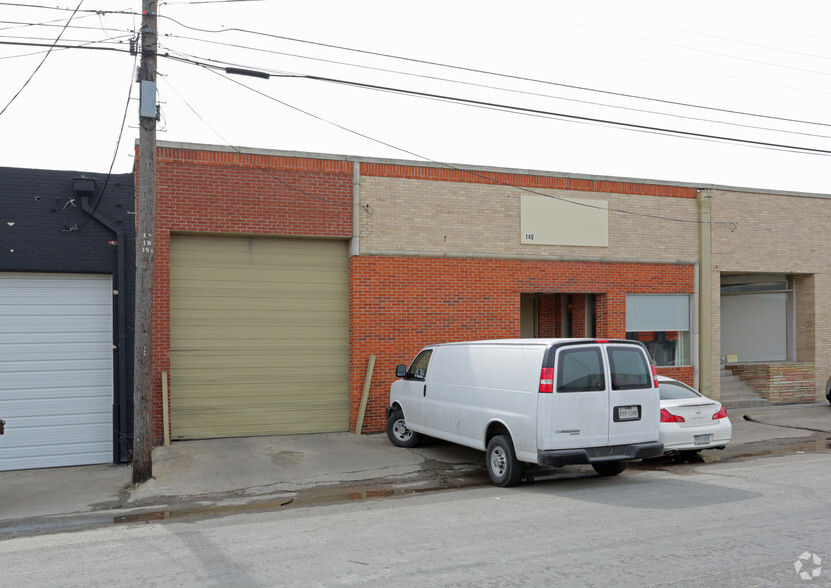 Primary Photo Of 140 Leslie St, Dallas Light Manufacturing For Lease