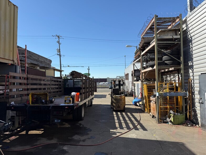 More Photos Of 3100 E 10th St, Oakland Warehouse For Lease