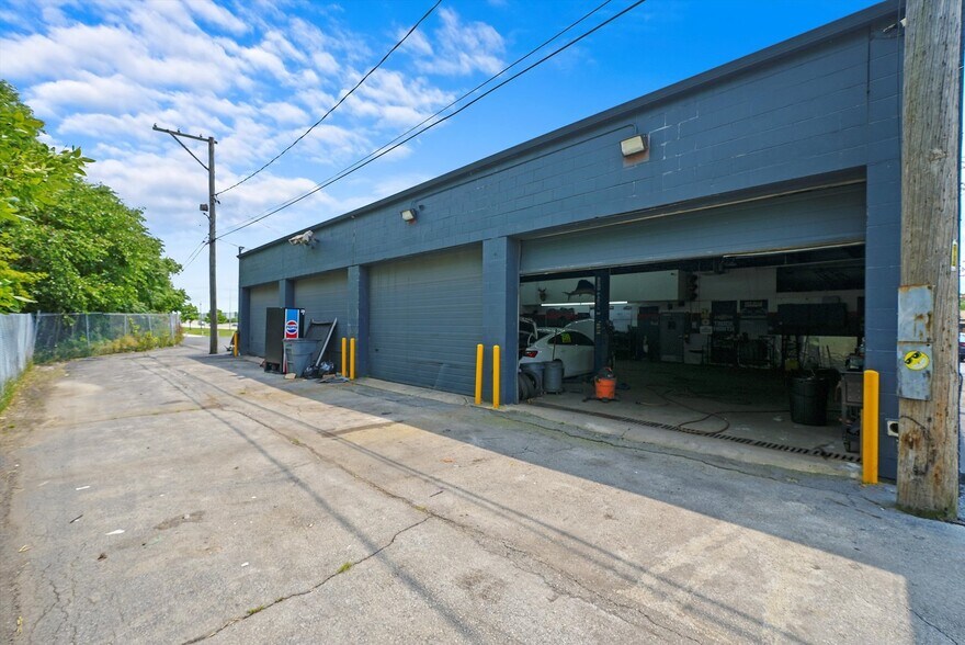 More Photos Of 2920 W 159th St, Markham Freestanding For Sale