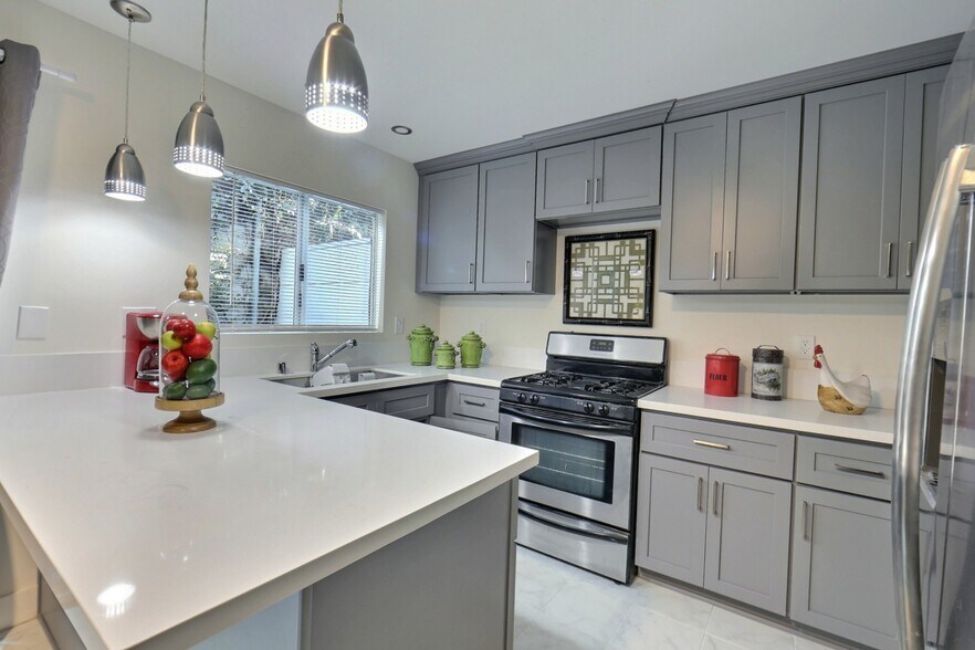 More Photos Of 534 Broadway St, Venice Apartments For Sale