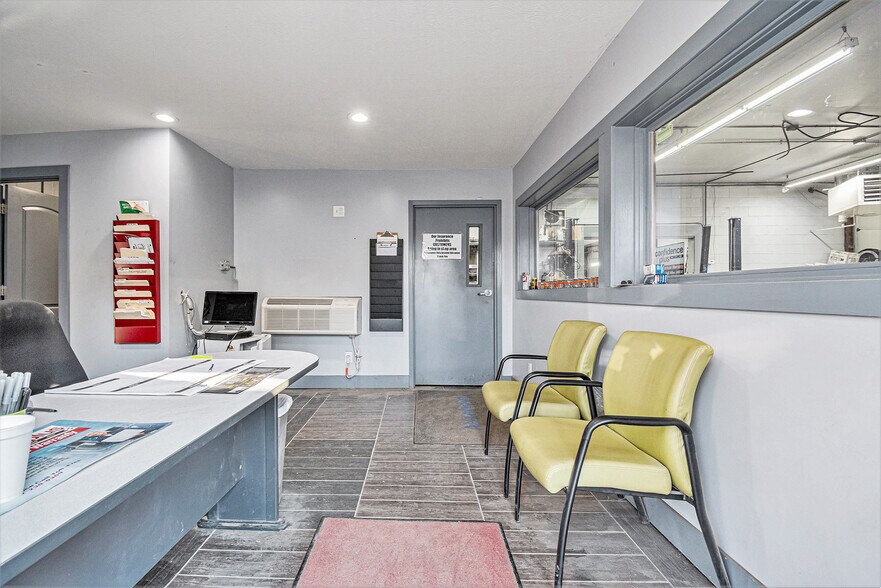 More Photos Of 1023 N 16th St, Council Bluffs Auto Repair For Sale