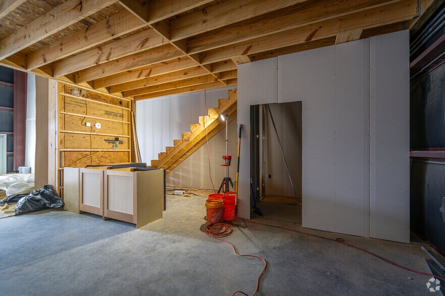 More Photos Of 17214 Huffmeister Rd, Cypress Showroom For Sale